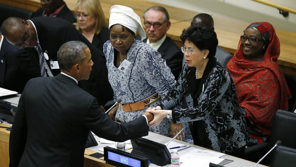 Barack Obama serrant la main de Margareth Chan, la directrice de l'OMS à l'ONU, le 25 septembre 2014. REUTERS/Kevin Lamarque