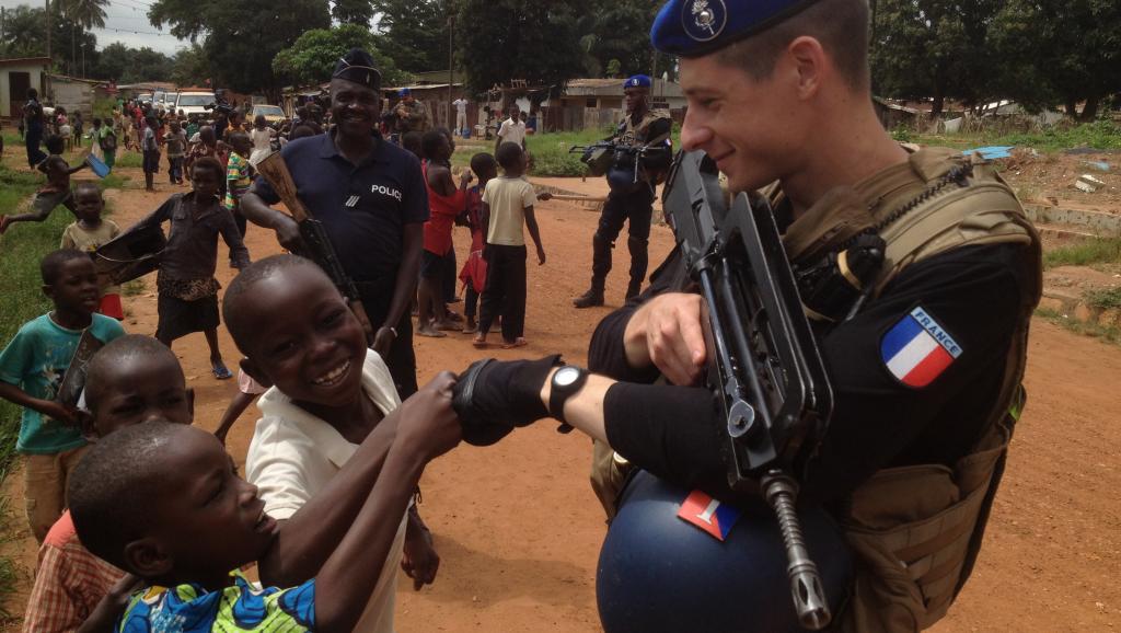 Les gendarmes de l'Eufor patrouillent avec la police centrafricaine. RFI / Laurent Correau