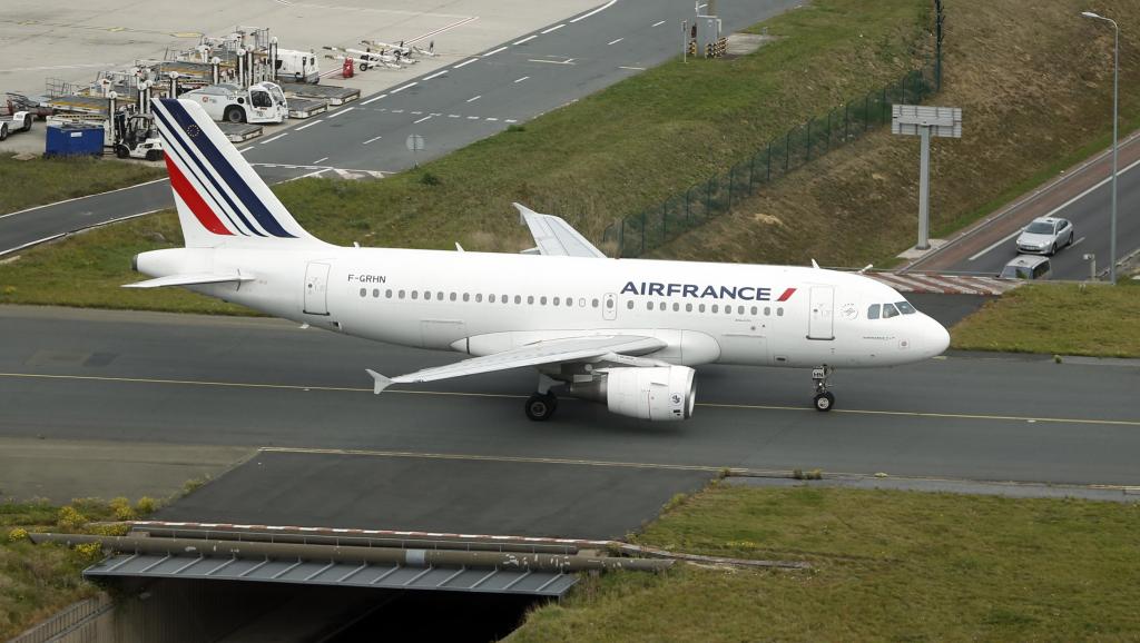 Un Airbus A-319 de la compagnie Air France à l'aéroport Charles-de-Gaulle. Reuters/Charles Platiau