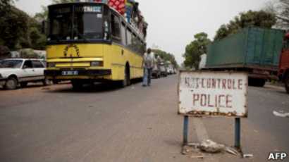 L'incident s'est produit lorsque le chauffeur du véhicule a tenté d'éviter une flaque d'eau.