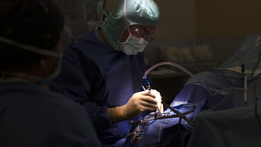 Venue pour une fracture à l’épaule, une patiente prend feu lors de son opération