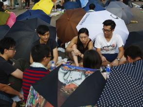Des manifestants jouant aux cartes près du siège du gouvernement,le 30 septembre 2014. REUTERS/Carlos Barria