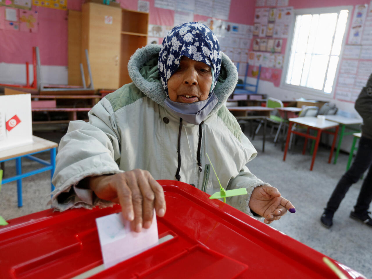 Législatives en Tunisie: peu d'affluence dans les bureaux de vote à Tunis à la mi-journée