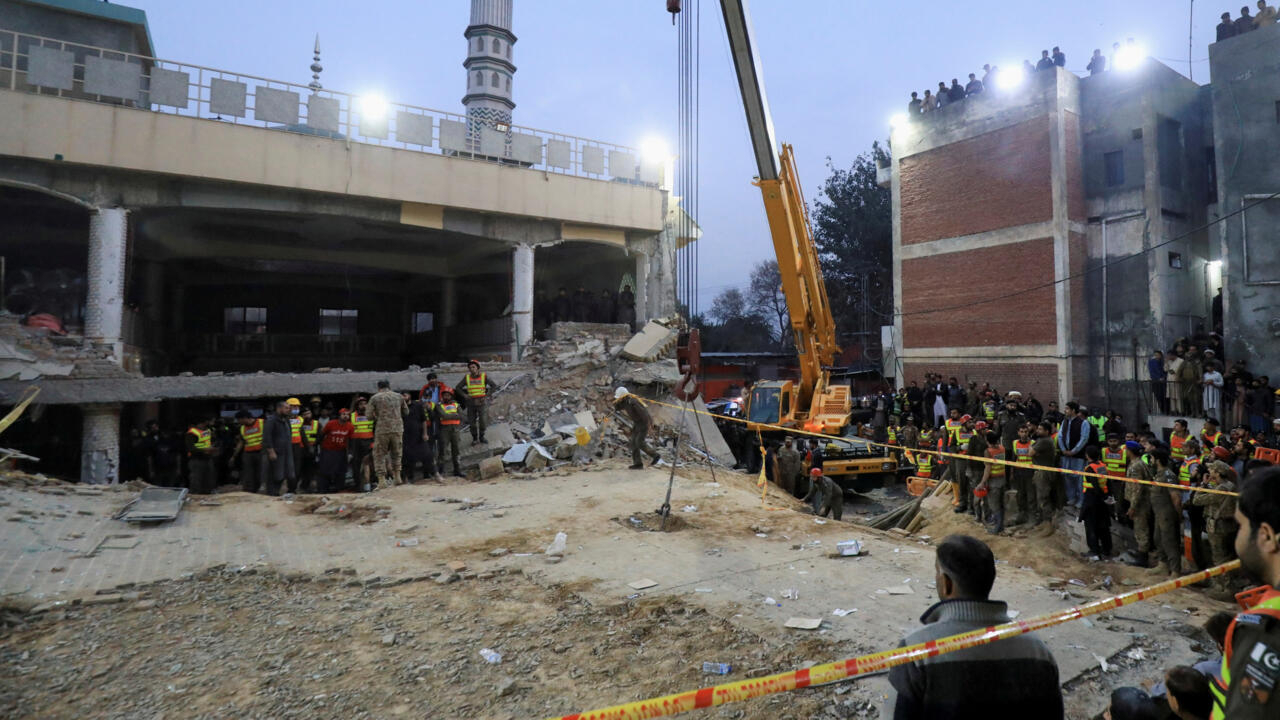 Pakistan : le bilan de l'attentat dans une mosquée de Peshawar monte à près de 90 morts