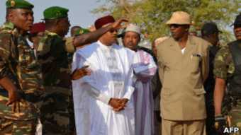 Le président nigérien Mahamadou Issoufou dans un camp d'entraînement militaire près de Ouallam à 100 km de Niamey en Janvier 2013