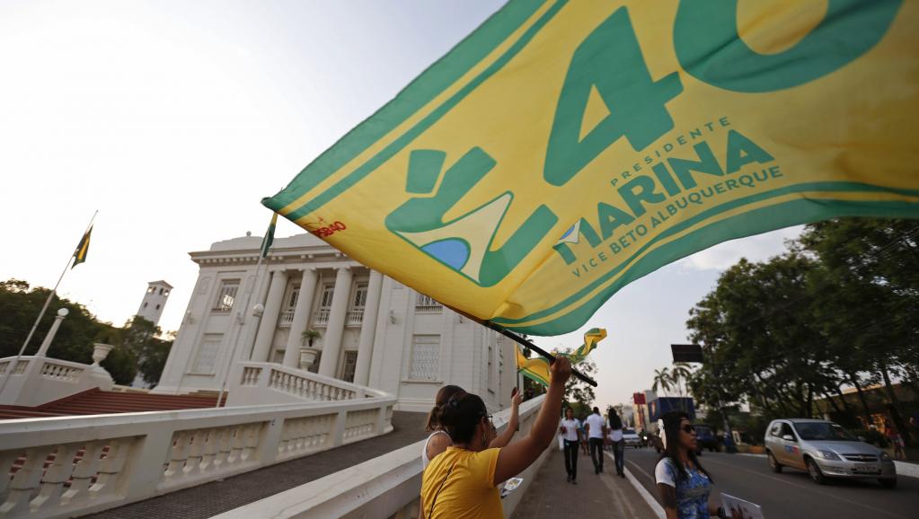 Une supportrice de Marina Silva agite un drapeau, devant le Rio Bronco Palace, dans l'Etat d'Acre, au nord du Brésil. REUTERS/Sergio Moraes
