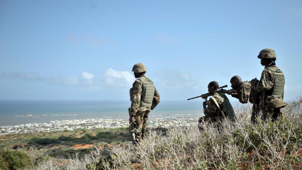 Des soldats de l'Amisom au-dessus de Barawe, le 5 octobre 2014. AFP PHOTO/AMISOM/TOBIN JONES