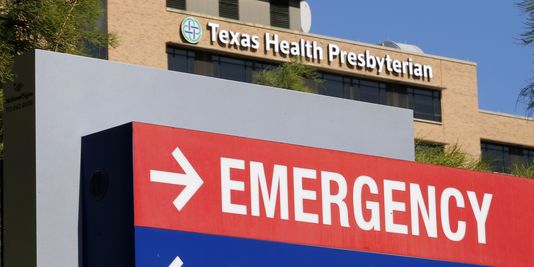 Aux Etats-Unis, contrôles renforcés dans les aéroports après la mort d'un patient