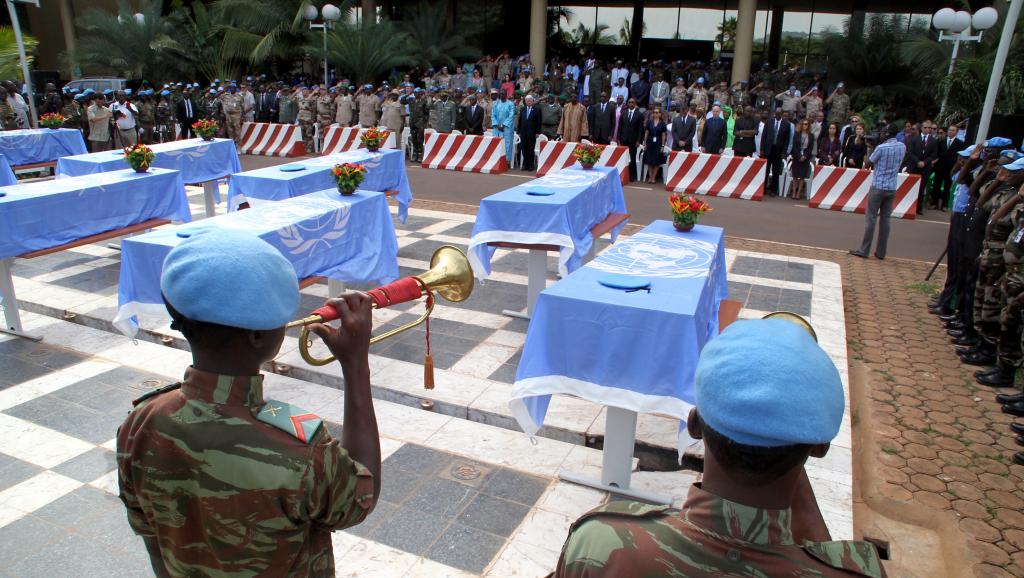 L'ONU rend hommage à ses neuf casques bleus nigériens tués dans le nord du Mali, Bamako, le 8 octobre 2014.y FP Photo/ Habibou Kouyate