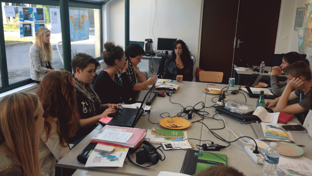 Les élèves du lycée Jeanne d'Arc ont recontré Katia Jarjoura pour un échange autour de son documentaire sur le Liban projeté en avant-première à Bayeux.