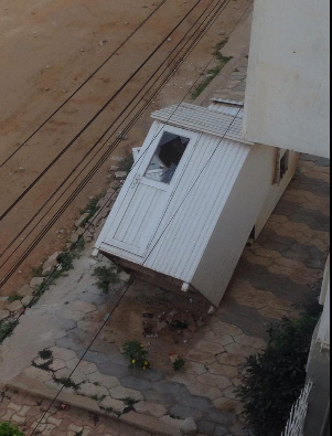 L'abri que les jeunes voulaient déplacer sur la chaussée pour y mettre le feu