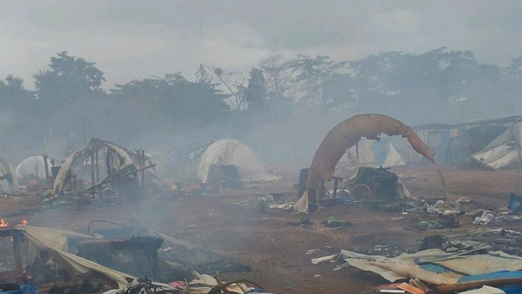 Tentes calcinées et débris fumants, tout ce qui reste du camp de déplacés de Nahibly, le 20 juillet 2012. Reuters