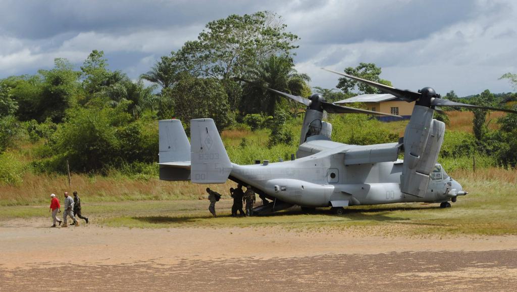 L'ambassadeur américain au Liberia (en rouge) arrive dans un village touché par le virus Ebola, le 15 octobre 2014. REUTERS/James Giahyue