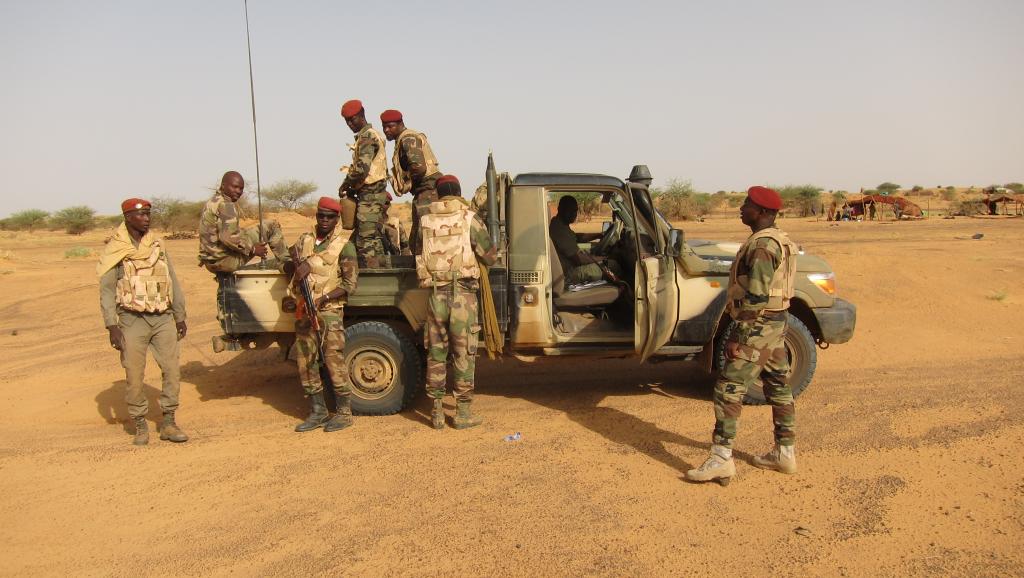 Patrouille de l'armée malienne dans la région de Gao. La localité de Ntililte est située à une centaine de kilomètres de la ville de Gao dans le Nord. Olivier Fourt/RFI