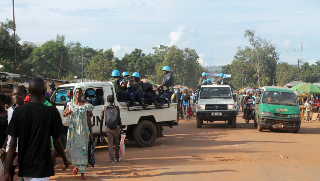 Un patrouille de casques bleus dans le quartier de Sango à Bangui où les tensions restent vives, le 15 octobre. AFP PHOTO / STRINGER