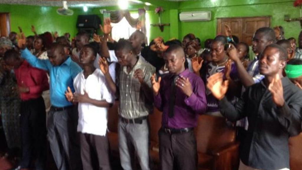 A Monrovia, certains habitants se tournent vers l'Eglise et s'en remettent à Dieu pour les aider à surmonter Ebola.