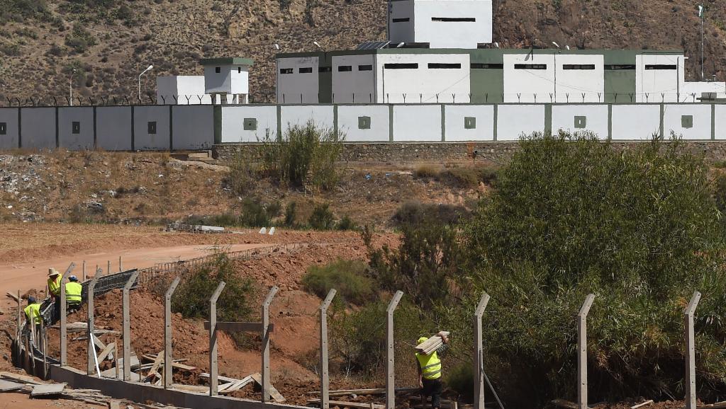Des ouvriers marocains construisent une cloture à la frontière avec l'Algérie, le 23 août 2014. AFP PHOTO / FADEL SENNA