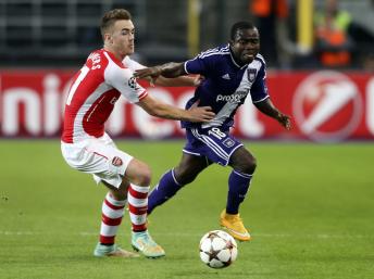 Face à Arsenal, le Gabonais Franck Acheampong a beaucoup tenté avec Anderlecht. En vain puisque les Anglais s'imposent 2-1. REUTERS