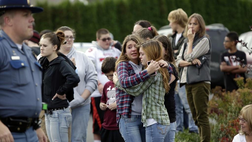 Les étudiants d'un lycée de Marysville, dans l'Etat de Washington, sous le choc après une fusillade, le 24 octobre 2014.