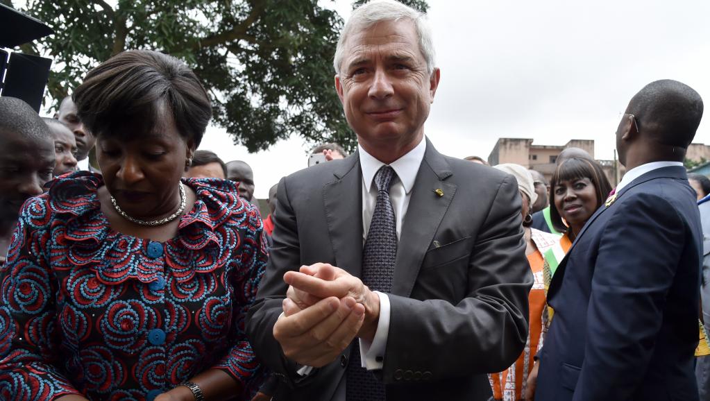 Claude Bartolone (d.), président de l'Assemblé nationale française, et la ministre de la Santé de Côte d'Ivoire Raymonde Goudou Coffie à l'hôpital de Yopougon, le 25 octobre 2014. AFP PHOTO / ISSOUF SANOGO
