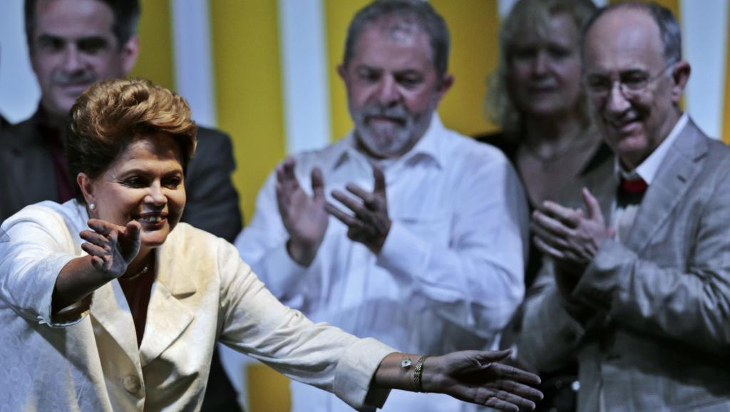 Dilma Rousseff à Brasilia, le 26 octobre 2014. Derrière elle au centre, Lula da Silva. REUTERS/Ueslei Marcelino
