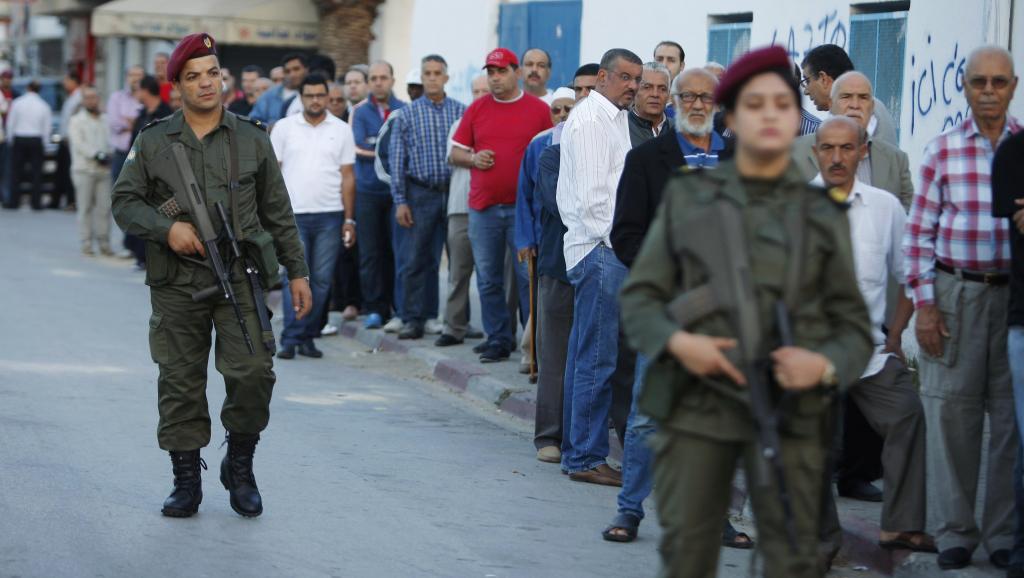 Des agents armés de la Garde nationale sécurisent chaque bureau de vote. Tunis, le 26 octobre 2014. REUTERS/Zoubeir Souissi