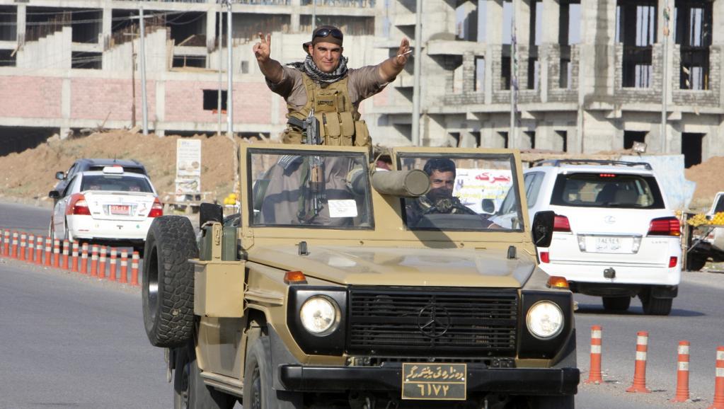 Un convoi de peshmergas kurdes traverse Erbil (capitale du Kurdistan irakien) pour rejoindre Kobane, le 28 octobre 2014. REUTERS/Azad Lashkari