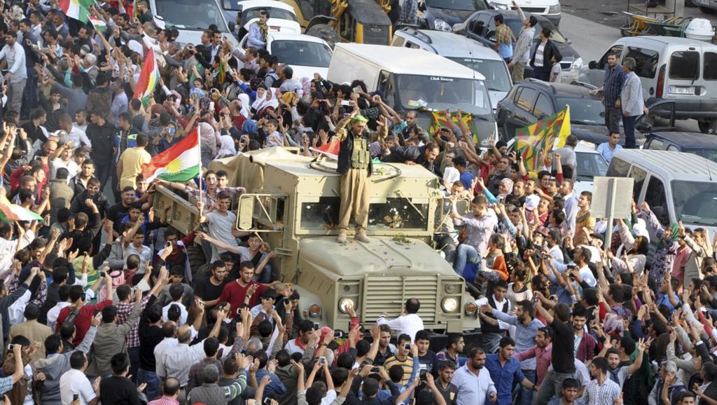Le convoi des peshmergas escorté par la foule, ce mercredi 29 octobre, à Kiziltepe, près de Mardin, en direction de la frontière turco-syrienne.
