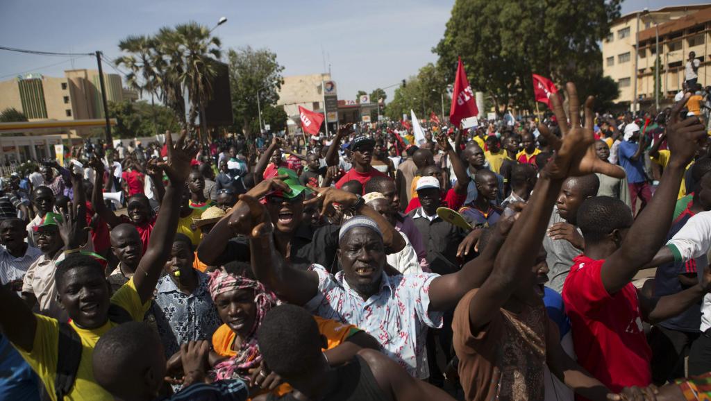 Des manifestants à Ouagadougou mercredi 29 octobre 2014, contre la révision constitutionnelle qui permettrait à Blaise Compaoré de rester au pouvoir.