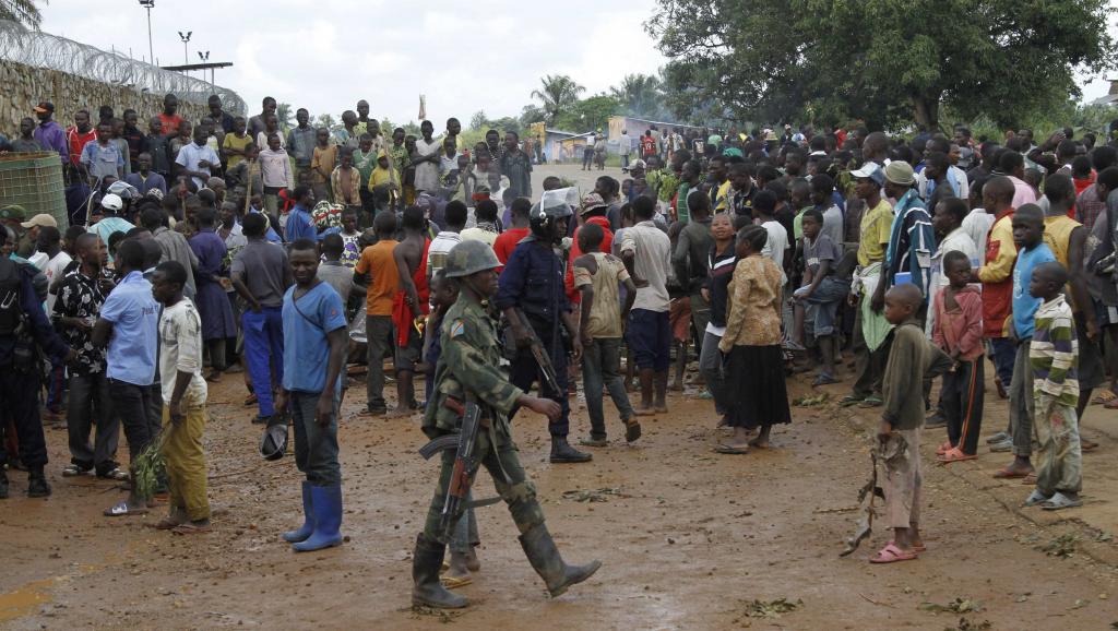 Le 22 octobre, des habitants de Béni sont rassemblés à l'extérieur d'un camp de la Monusco pour protester contre le meurtre de deux d'entre eux. REUTERS/Kenny Katombe
