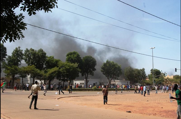 Urgent - Burkina: Les manifestants se dirigent vers le Palais, des tirs tonnent, Compaoré serait en fuite