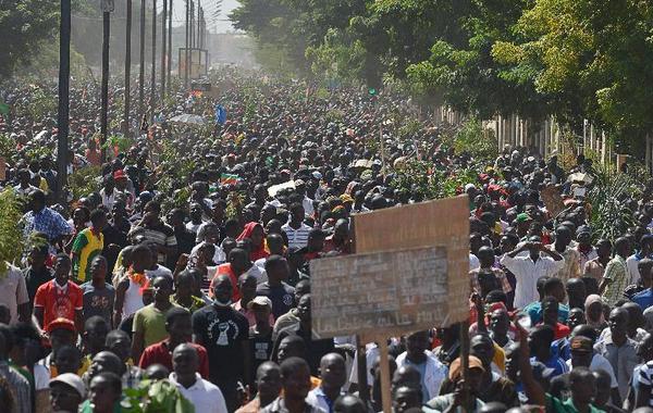 En direct: le gouvernement burkinabè suspend le projet de loi sur la Constitution