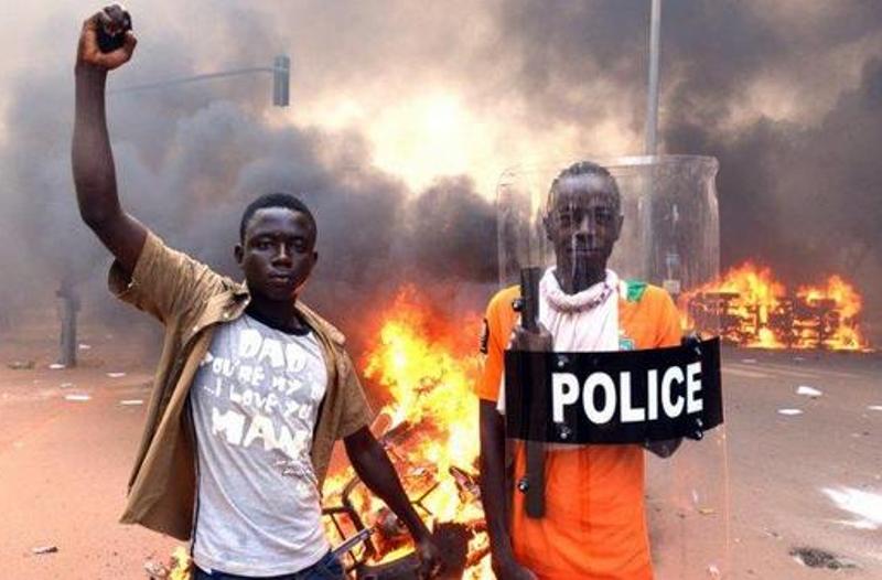 Les Burkinabè chassent Compaoré, l'armée prend le pouvoir