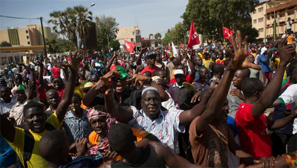 Direct-Burkina : les manifestations ont repris. Des dizaines de milliers de personnes place de la Nation