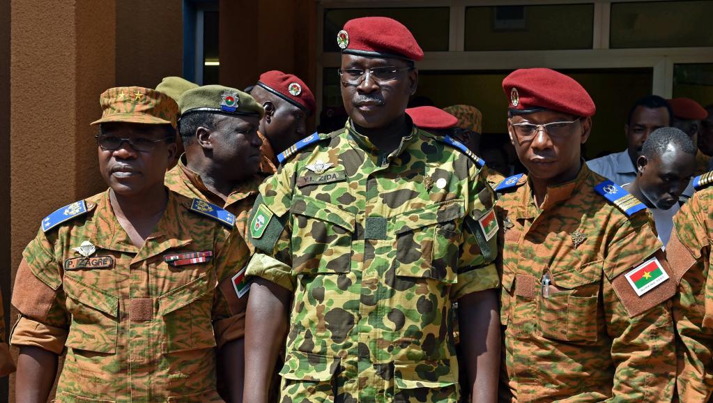 Isaac Zida, photographié le 31 octobre 2014 à Ouagadougou après la réunion des chefs d'état-major des armées. AFP PHOTO / ISSOUF SANOGO
