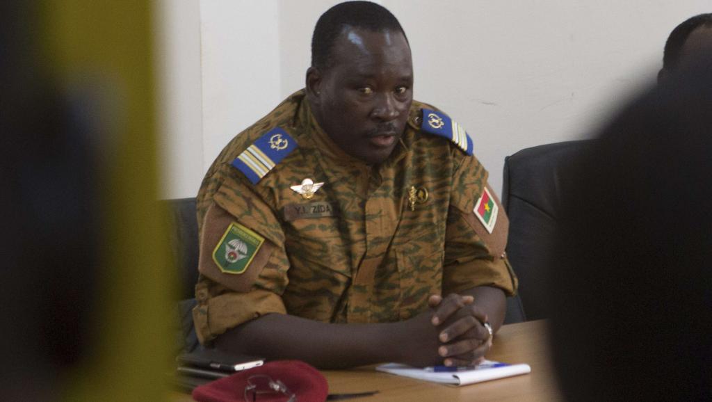 Le lieutenant-colonel Isaac Zida, lors d'une rencontre avec des représentants de l'opposition burkinabè, le 2 novembre 2014 à Ouagadougou. REUTERS/Joe Penney