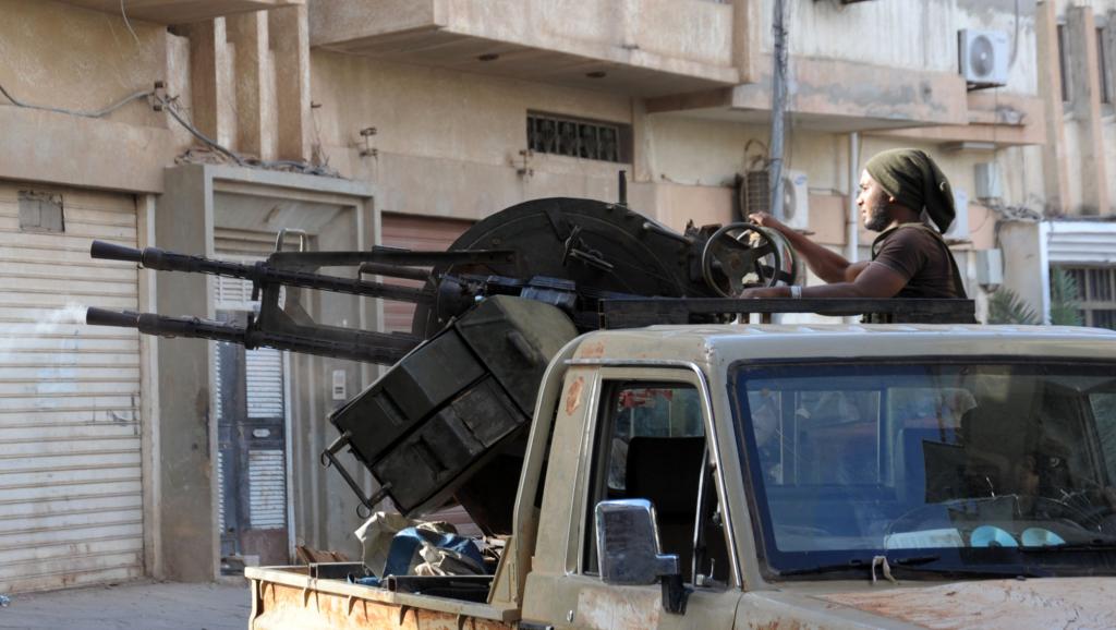Un membre des forces pro-gouvernementales à Benghazi pendant les combats face aux islamistes, le 2 novembre. AFP PHOTO / MOHAMED EL-SHEIKHI