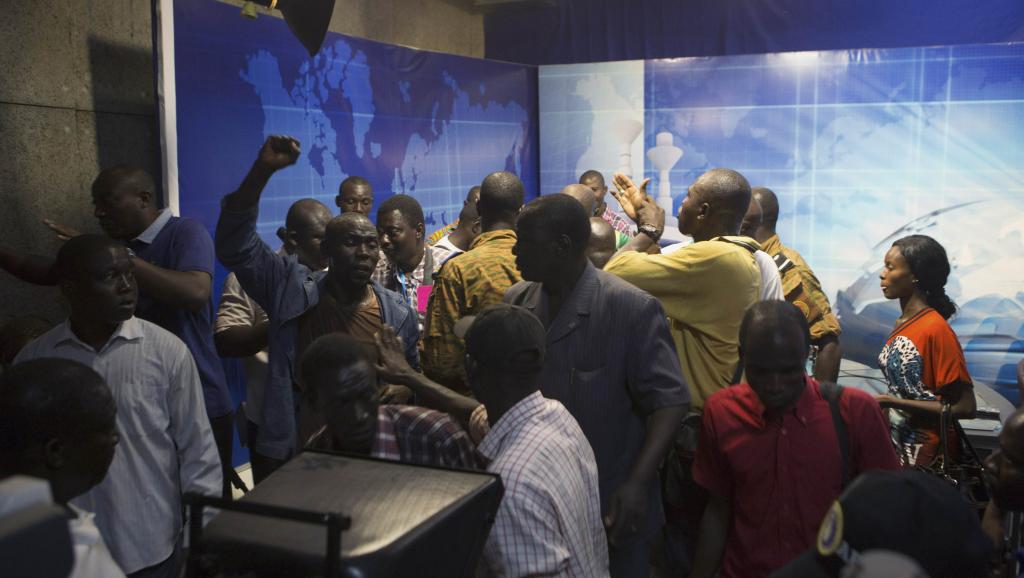 Bousculade sur le plateau de la télévision nationale, à Ouagadougou, où un général et une députée ont voulu tour à tour se proclamer chef de l'Etat, dimanche 2 novembre. REUTERS/Joe Penney