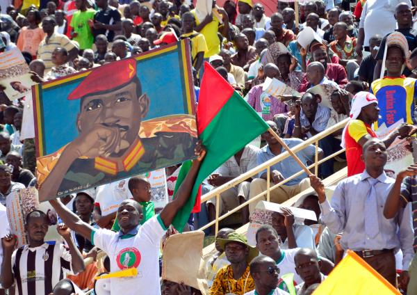 Un membre de l'opposition brandit un portrait de Thomas Sankara lors d'un meeting. AHMED OUOBA / AFP