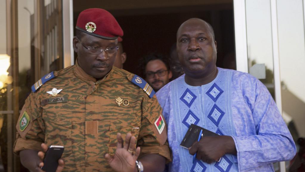 Le lieutenant-colonel Yacouba Isaac Zida, chef de l'État provisoire et Zephirin Diabre, l'un des leaders de l'opposition, dimanche 2 novembre à Ouagadougou. REUTERS/Joe Penney