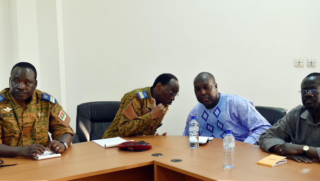 Le lieutenant-colonel Isaac Zida, lors d'une rencontre avec Zéphirin Diabré et Benewende Sankara, le 2 novembre 2014 à Ouagadougou. AFP PHOTO / ISSOUF SANOGO