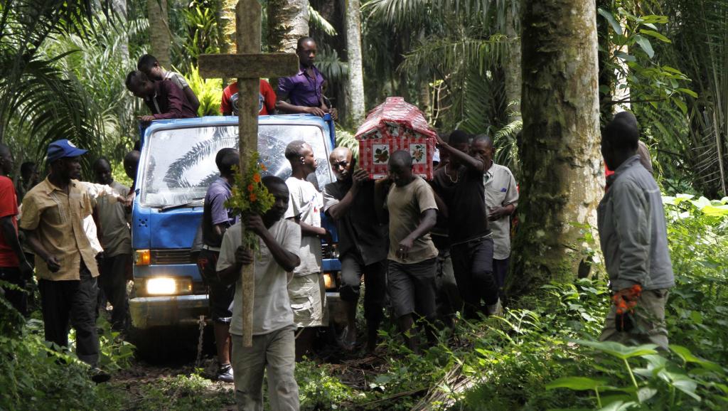 Funérailles d'une personne tuée lors d'une attaque dans un village à proximité de Béni, dans le Nord-Kivu (RDC), le 21 octobre 2014.