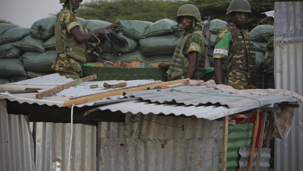 Des soldats du Burundi membres de l'Amisom, installés dans le district de Deynile, le 18 novembre 2011. Reuters