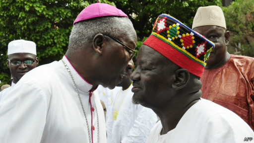 (photo d’archives) Archevêque de Ouagadougou Philippe Ouedraogo (G) félicite le chef traditionnel burkinabé Mogho Naba Baongo (D), roi des Mossi, au carré de la Place de la Nation à Ouagadougou le 19 Août 2012,