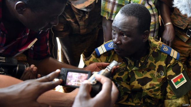 Après l'ultimatum posé par l'Union africaine lundi, le lieutenant-colonel Isaac Zida et l’armée disposent d’un délai de deux semaines pour rendre le pouvoir aux civils.