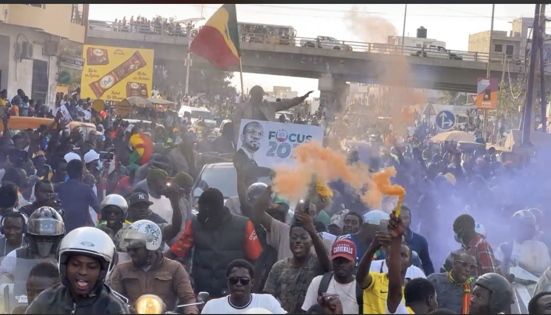 Ousmane Sonko entre aux Parcelles en compagnie de milliers de jeunes… le lieu du Mega meeting déjà bondé de monde
