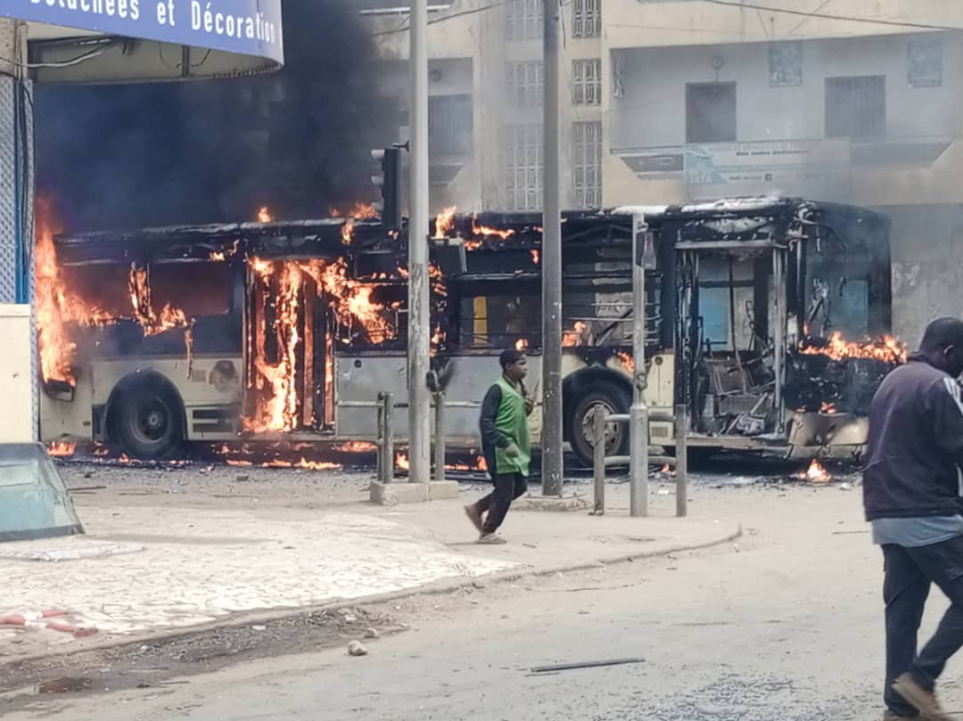 Manifestation des jeunes: Dakar Dem Dikk annonce un lourd bilan de bus détruits (Communiqué)