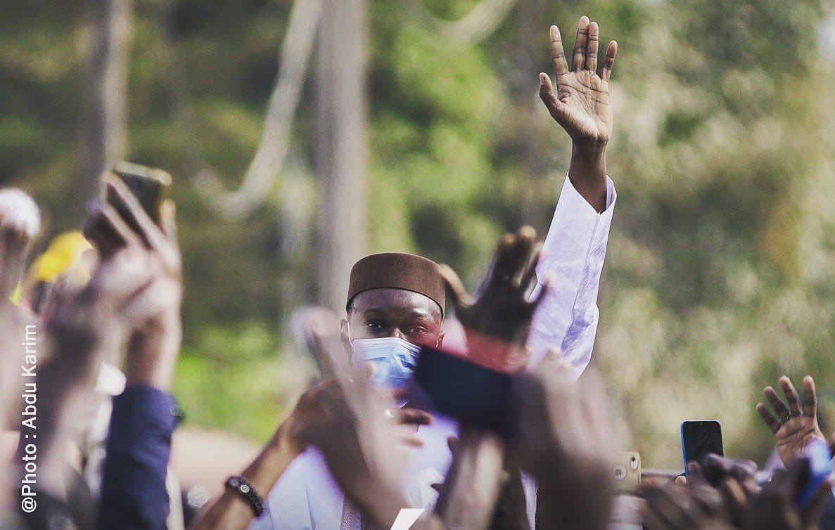 Ousmane Sonko envoie un message à ses militants amassés devant la clinique Samu