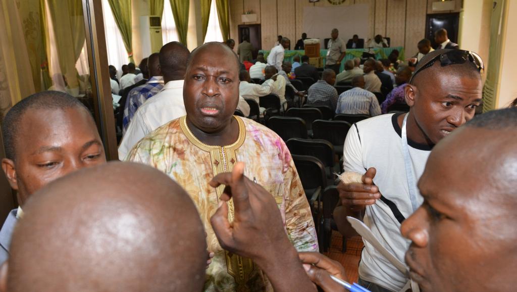 Le leader de l'opposition Zéphirin Diabré, lors de la réunion qui a rassemblé opposition, société civile, leaders religieux et coutumiers, en vue d'élaborer un projet de charte de transition, à Ouagadougou, le 8 novembre 2014. AFP PHOTO / ISSOUF SANOGO