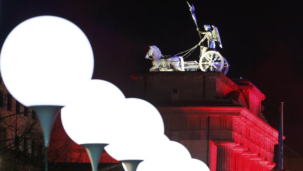 La porte de Brandebourg est l'un des symboles de la ville de Berlin. Les ballons qui symbolisent le Mur seront lâchés ce dimanche soir, symbole d'une nouvelle ouverture de la frontière. REUTERS/Fabrizio Bensch